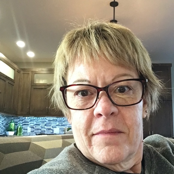 Profile Picture of Cindy Erbes (@cindyerbes) on Poshmark