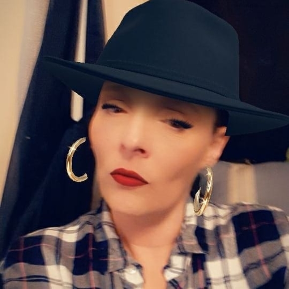 Profile Picture of Lisa marie Paglino (@lpaglino) on Poshmark