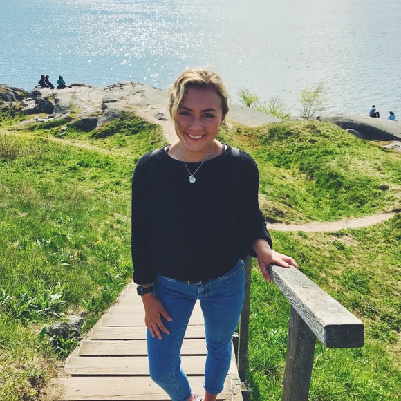 Profile Picture of Hanna Arntsen (@harntsen) on Poshmark