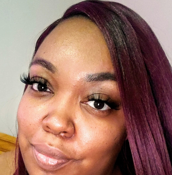 Profile Picture of Gwendie Le'shae (@gwendiel) on Poshmark