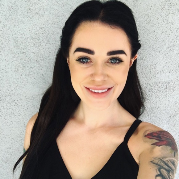 Profile Picture of Chloe Ewing (@chloeewing) on Poshmark