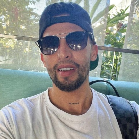 Profile Picture of Pathó Almario (@pathoalmario) on Poshmark