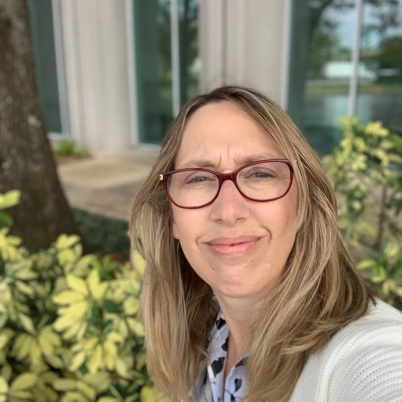 Profile Picture of Wendy Garbus (@wendygarbus) on Poshmark