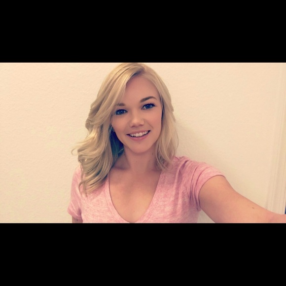 Profile Picture of Holly Winningham (@hollywinningham) on Poshmark