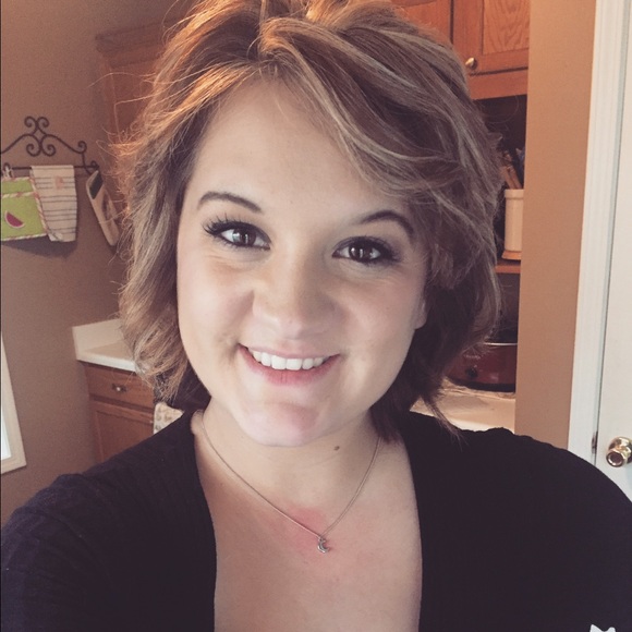 Profile Picture of Savannah Moebius (@savyy12) on Poshmark