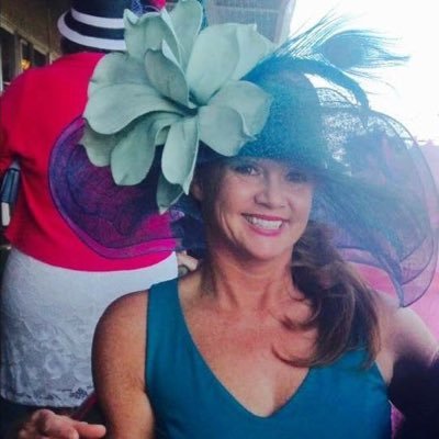 Profile Picture of Julie Howell (@JulieSportsnLou) on Twitter