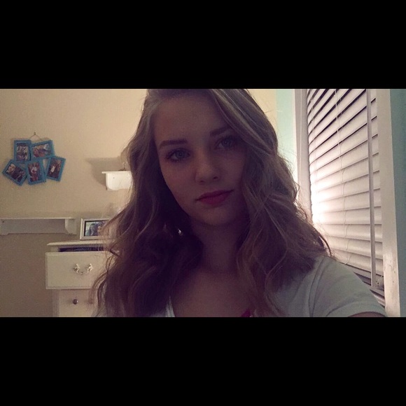 Profile Picture of Neenie Colborn (@maureenacolborn) on Poshmark
