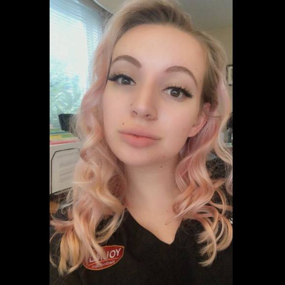 Profile Picture of Shelby Reinert (@shelbylynn303) on Poshmark