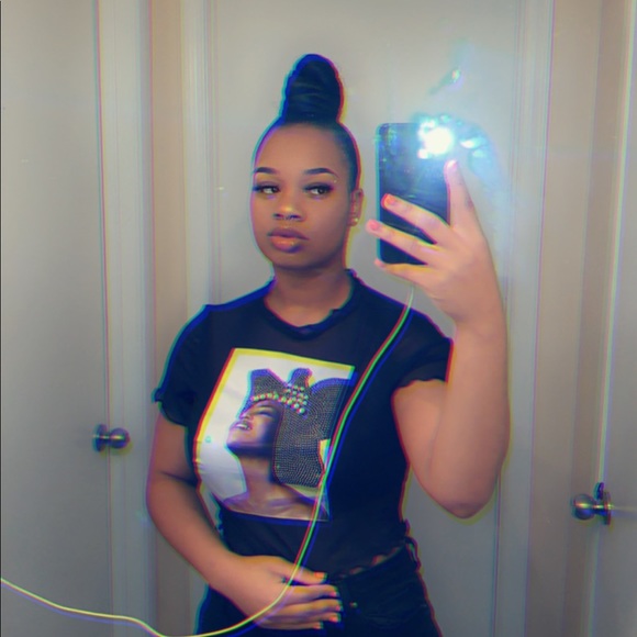 Profile Picture of K Anderson (@kayazeria) on Poshmark