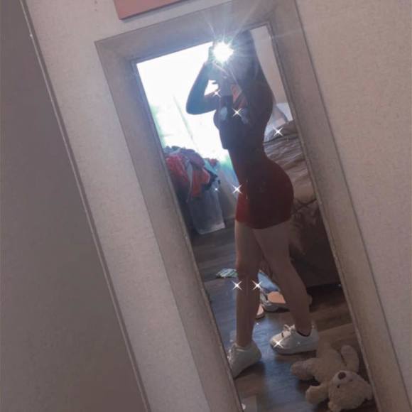 Profile Picture of Amber Decker (@amberdecker991) on Poshmark