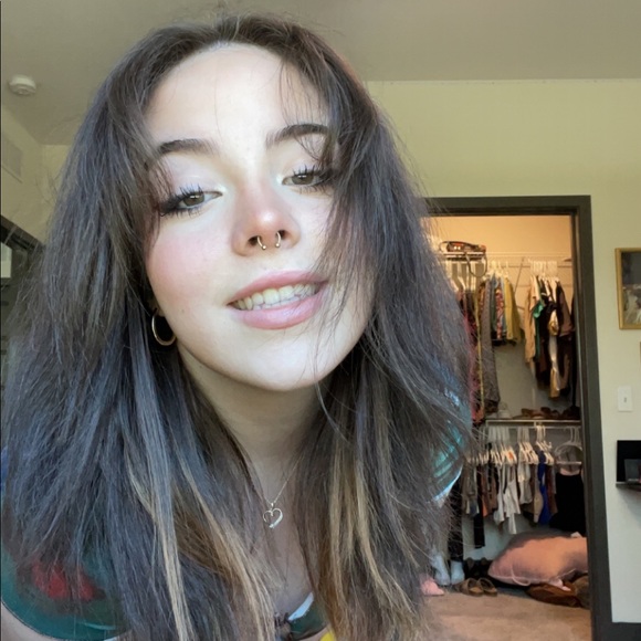 Profile Picture of Isabella Crosby (@catcrosbe) on Poshmark