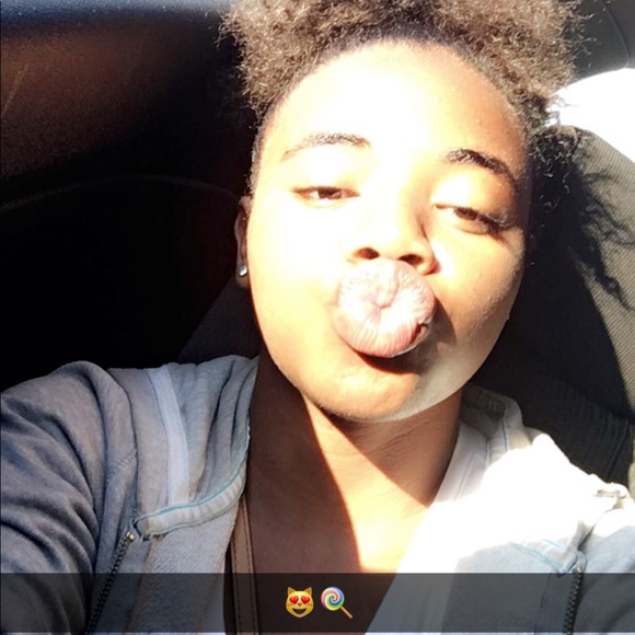 Profile Picture of Shameria Johnson (@shameriaa_) on Poshmark