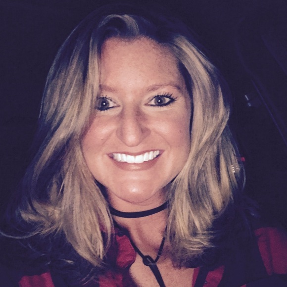 Profile Picture of Alyssa Rustad (@alyssawaters12) on Poshmark
