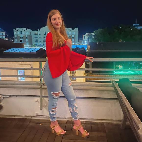Profile Picture of Taylor Thrasher (@taylorthrasherr) on Poshmark
