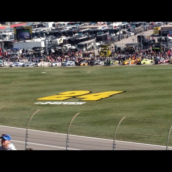 Profile Picture of Jennifer Vanwettering (@vanwj01) on Poshmark