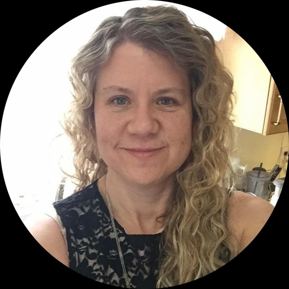 Profile Picture of Noelle 🇨🇦 Distad (@elledistad) on Poshmark