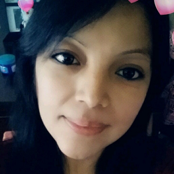 Profile Picture of Maria Camacho (@vivichikis) on Poshmark