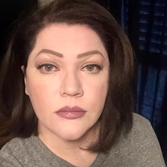 Profile Picture of Crystal Vires (@cvires81) on Poshmark