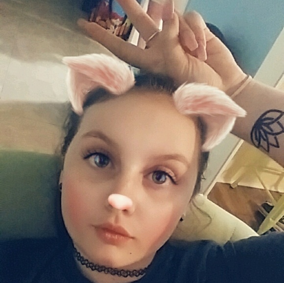 Profile Picture of Brooke Vanischak (@brookez123) on Poshmark