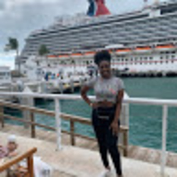 Profile Picture of Nicola Sutton (@nsttn12) on Poshmark