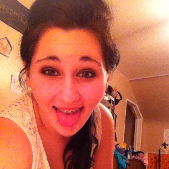 Profile Picture of Alexis Saari (@lexi2525) on Poshmark