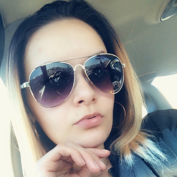 Profile Picture of Jessica Schedler (@jmsched92) on Poshmark