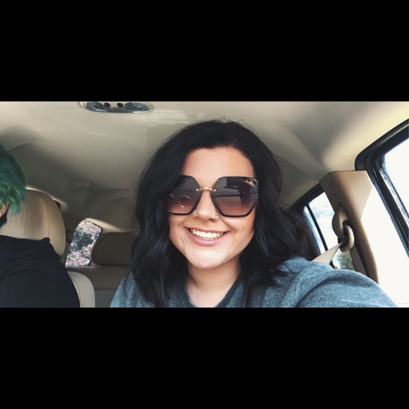 Profile Picture of Olivia Vandoren (@olijacvan) on Poshmark