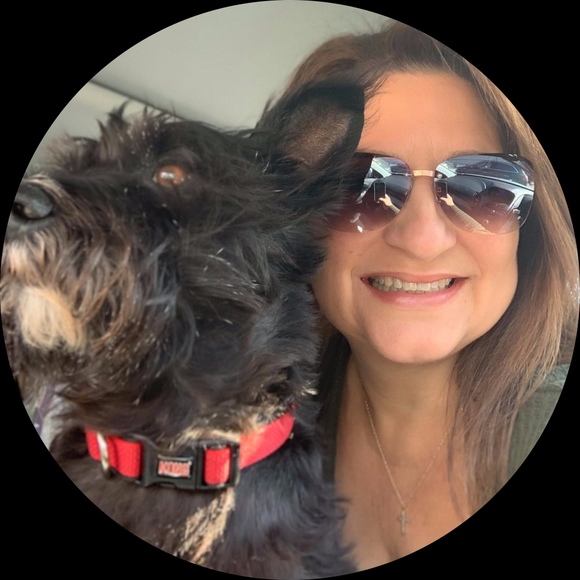 Profile Picture of Liz Eales (@lizardeales) on Poshmark