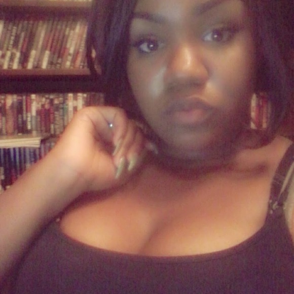 Profile Picture of Ebonie Jenkins (@ebonieelizabeth) on Poshmark