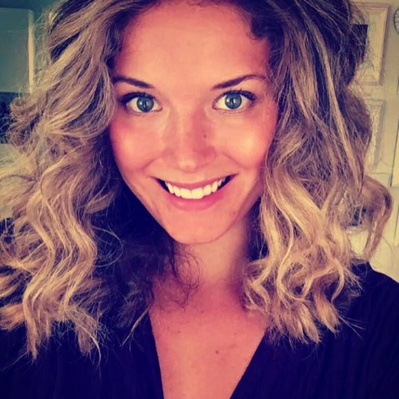Profile Picture of Ellee Hellier (@e_l_hellier) on Poshmark