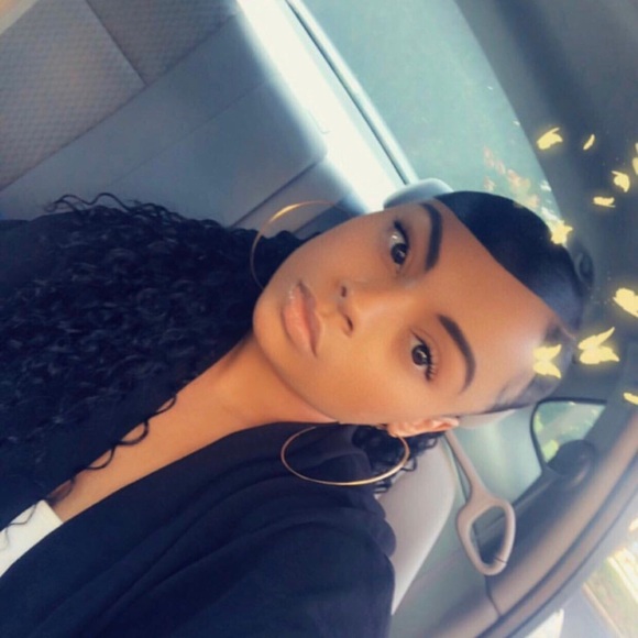 Profile Picture of Jenna Minter (@arentyoujenn) on Poshmark