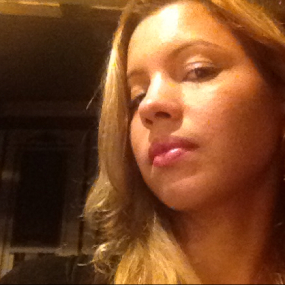 Profile Picture of Angelica Balbino (@angelicabalbino) on Poshmark