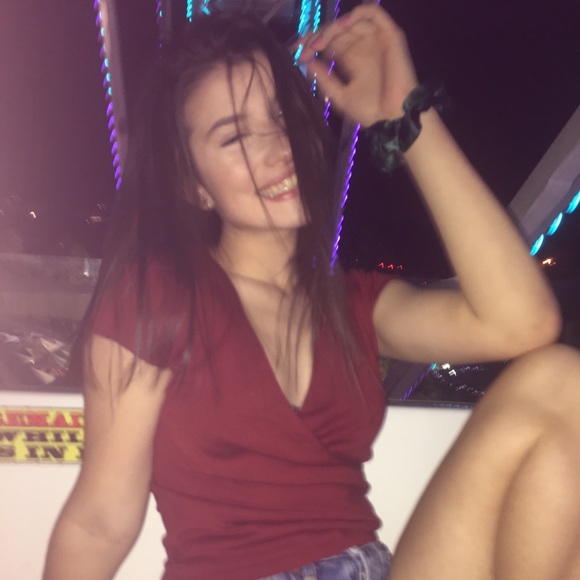 Profile Picture of Tianntianna Stamas (@tiannastamas) on Poshmark