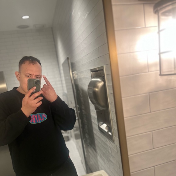 Profile Picture of Robert Neira (@robertneira) on Poshmark