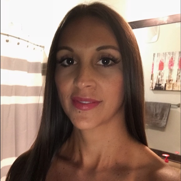 Profile Picture of Ashlynn Reutzel (@ashlynnreutzel) on Poshmark