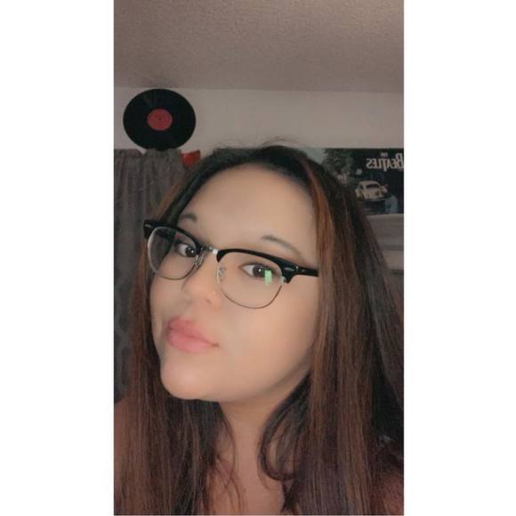 Profile Picture of Larae Lopez (@laraelopez42) on Poshmark
