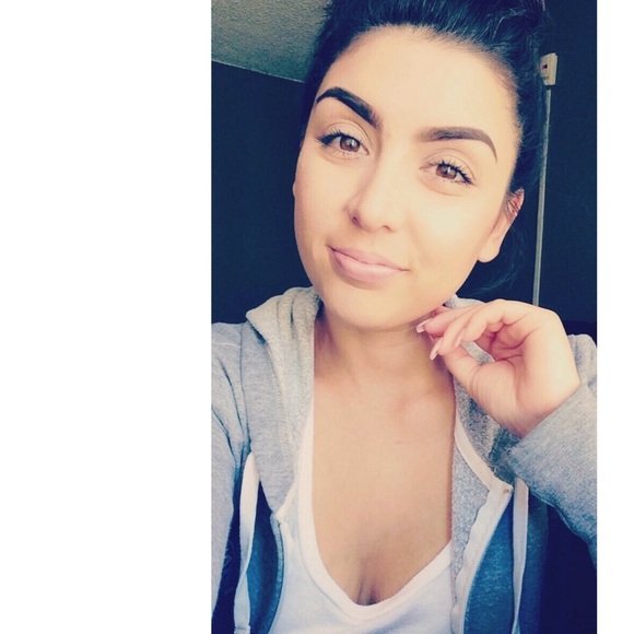 Profile Picture of Argelia Hernandez (@argeliaaah) on Poshmark