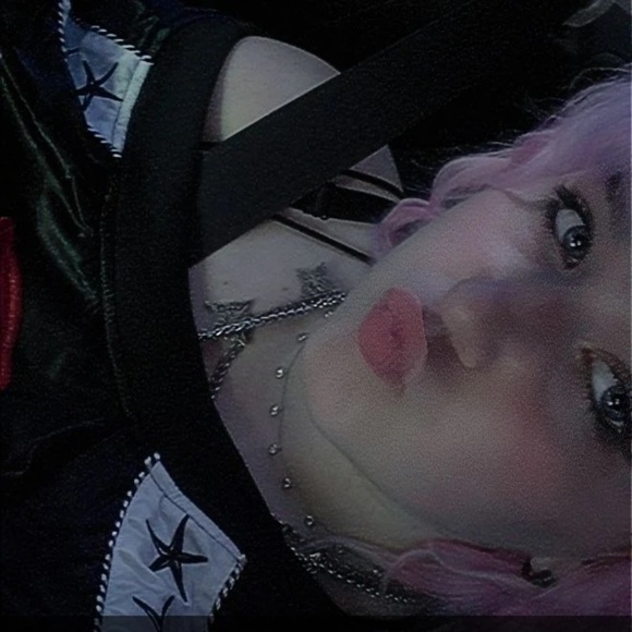 Profile Picture of Darian Clemings (@getoutofmyswamp) on Poshmark