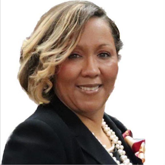 Profile Picture of Hollie Walters (@hswalters1908) on Poshmark