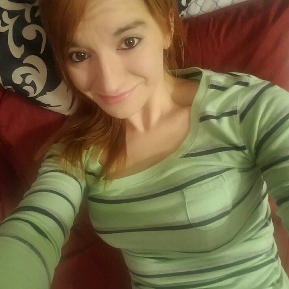 Profile Picture of Valerie Shlemon (@valerierenee93) on Poshmark