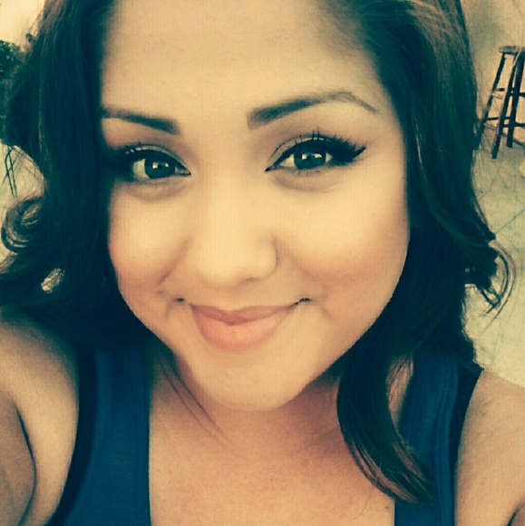 Profile Picture of Alexandra Enriquez (@ame8807) on Poshmark