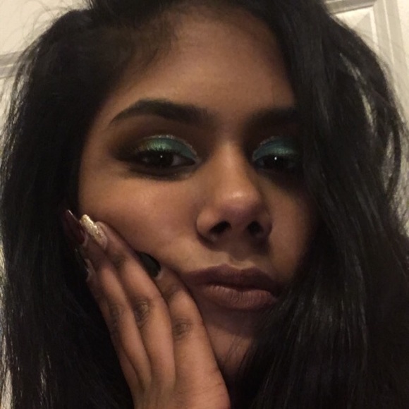Profile Picture of Aradhana Bissoondial (@aradhanaxo) on Poshmark
