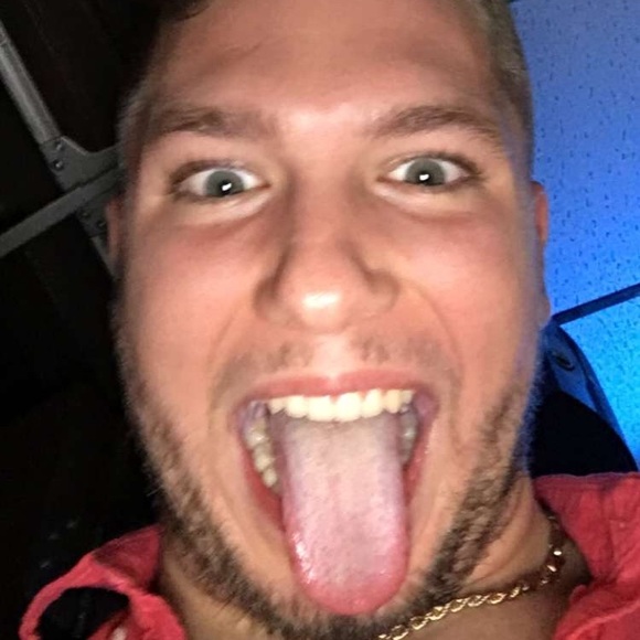 Aric Lippold - Poshmark Profile Picture of Aric Lippold (@ariclipp) on Poshmark