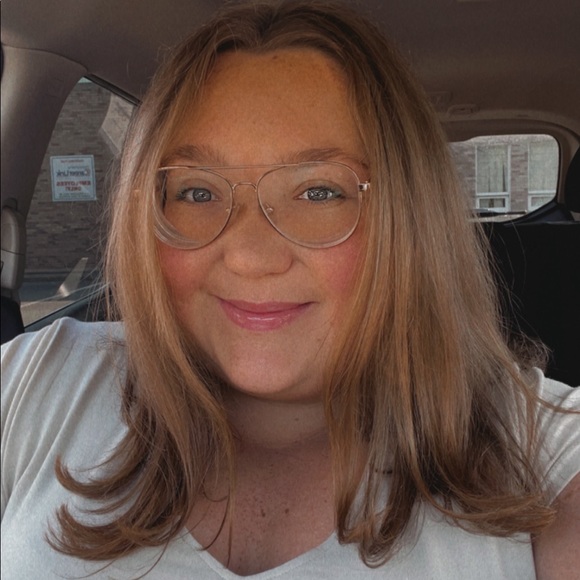 Profile Picture of Amanda Utter (@amandautter923) on Poshmark