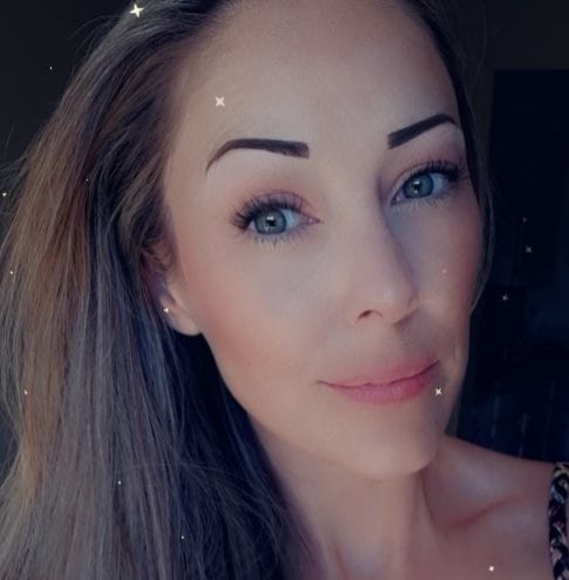 Profile Picture of Danielle Nicholson (@dnicholson_83) on Poshmark