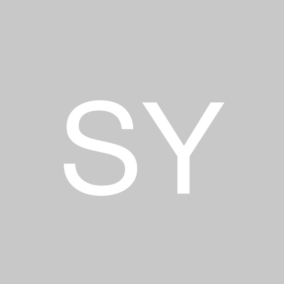 Profile Picture of Sarah Yong (@papecranegirl) on Poshmark