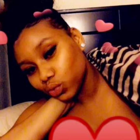 Profile Picture of Vonn Vonn (@vonn_vonn) on Poshmark