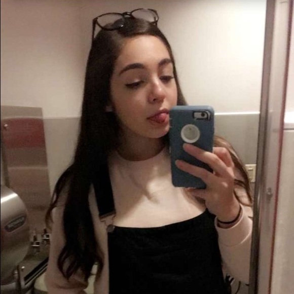 Profile Picture of Amanda Sowell (@amanduuuhx) on Poshmark