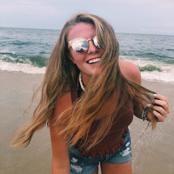 Profile Picture of Gianna Cancelleri (@giannacanc1019) on Poshmark