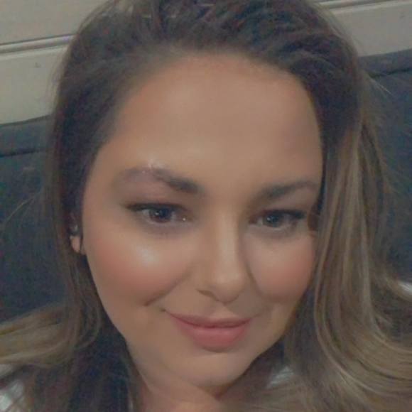 Profile Picture of April Woolcott (@aprilwoolcott) on Poshmark